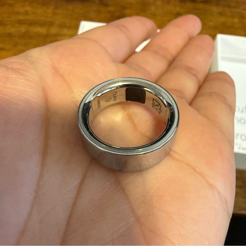 Oura Ring 4 in Shiny Silver - Picture 6 of 9